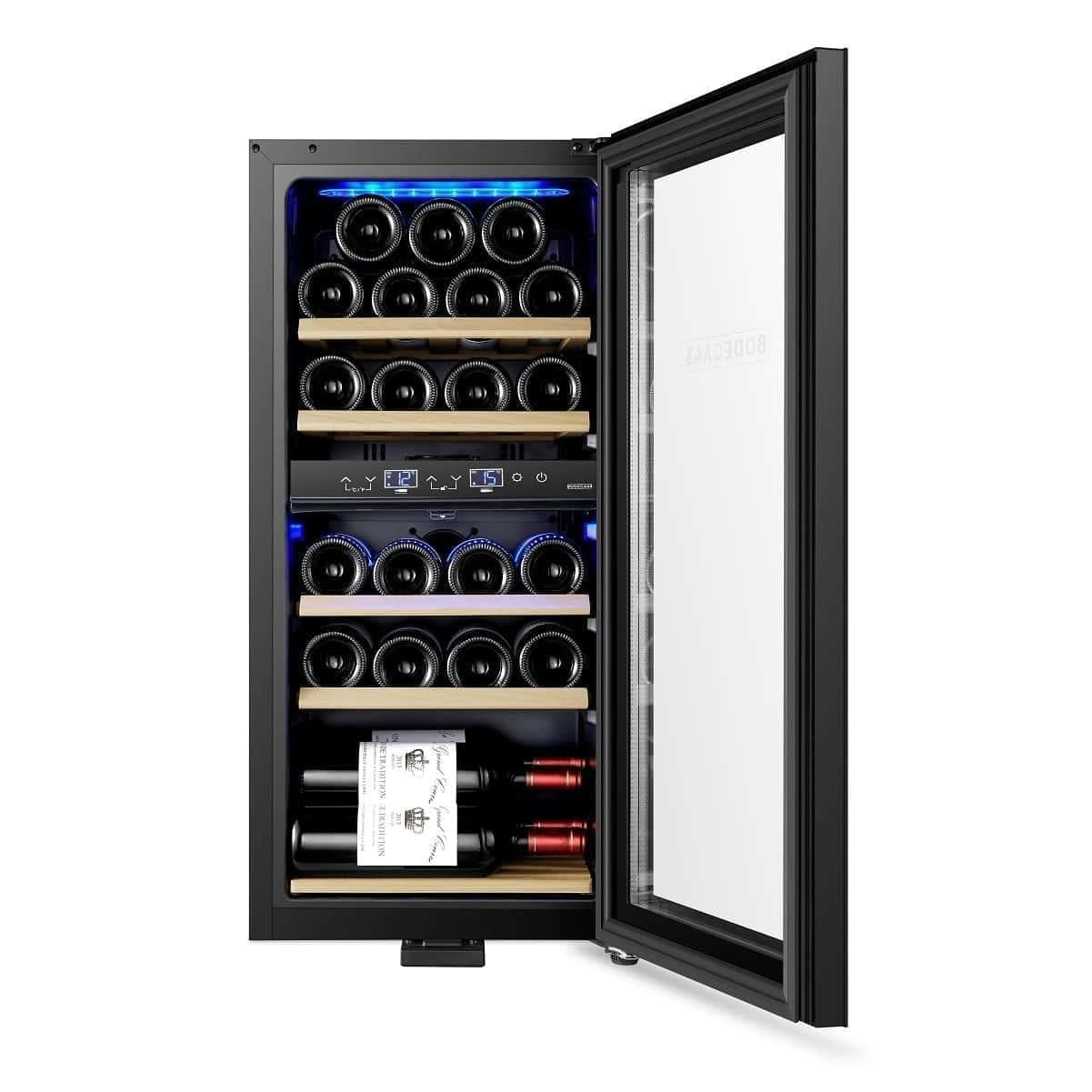 Bodega 43 Weinklimaschrank B4322R geöffnet, gefüllte Holzregale, untere Zone mit liegenden Flaschen