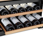 Ausgezogene Holzregale des Bodega 43 B4325R mit etikettierten Weinflaschen in zwei Reihen