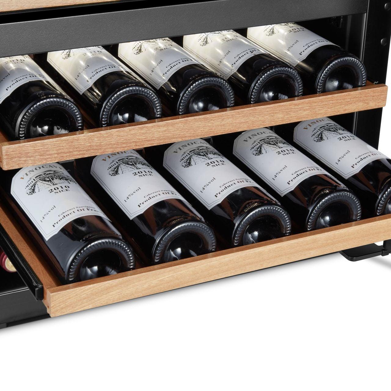 Ausgezogene Holzregale des Bodega 43 B4325R mit etikettierten Weinflaschen in zwei Reihen