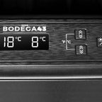 Bedien-Display des Bodega 43 B4325R mit zwei Temperaturzonen, 18 und 8 Grad, in Nahaufnahme