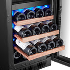 Ausgezogene Holzregale des Bodega 43 B4328L mit etikettierten Weinflaschen, blaue LED-Beleuchtung
