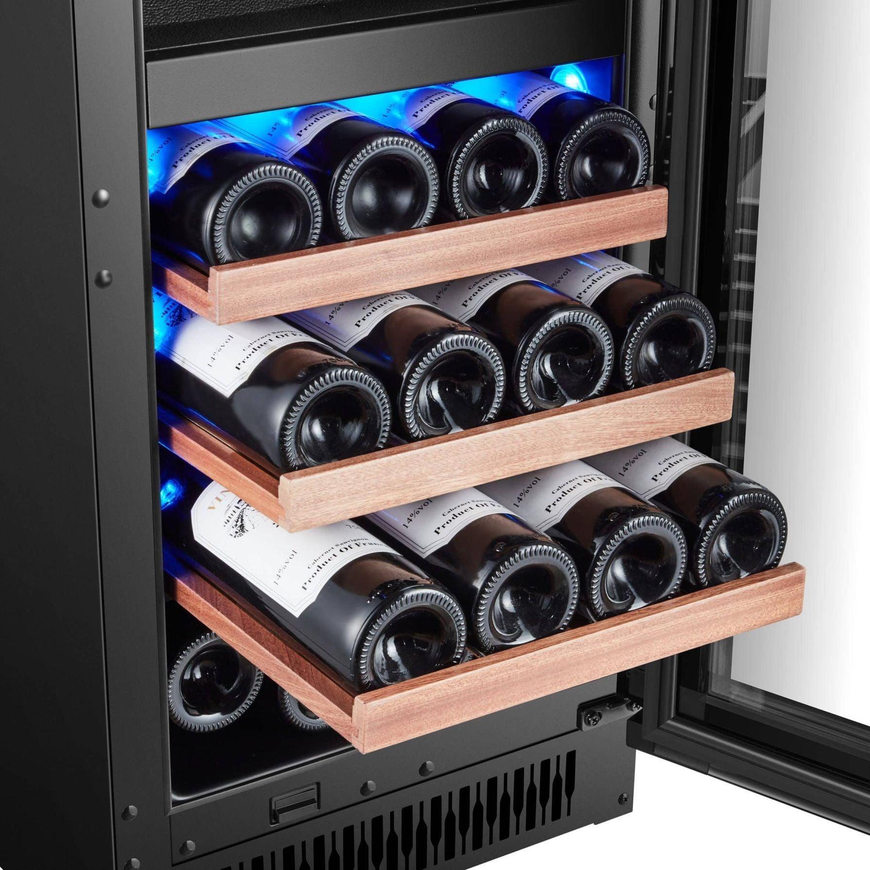 Ausgezogene Holzregale des Bodega 43 B4328L mit etikettierten Weinflaschen, blaue LED-Beleuchtung