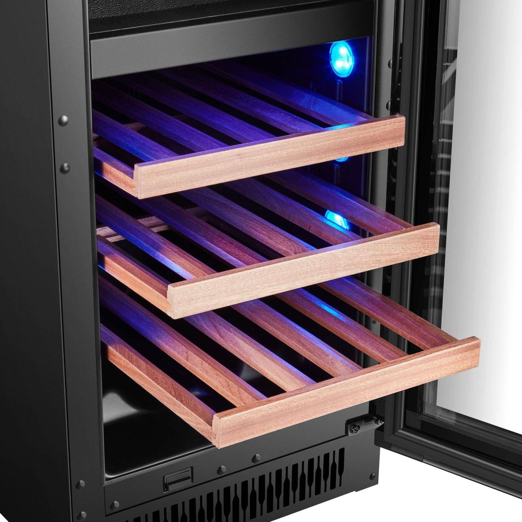 Ausgezogene leere Holzregale des Bodega 43 B4328L mit blau-violetter LED-Innenbeleuchtung