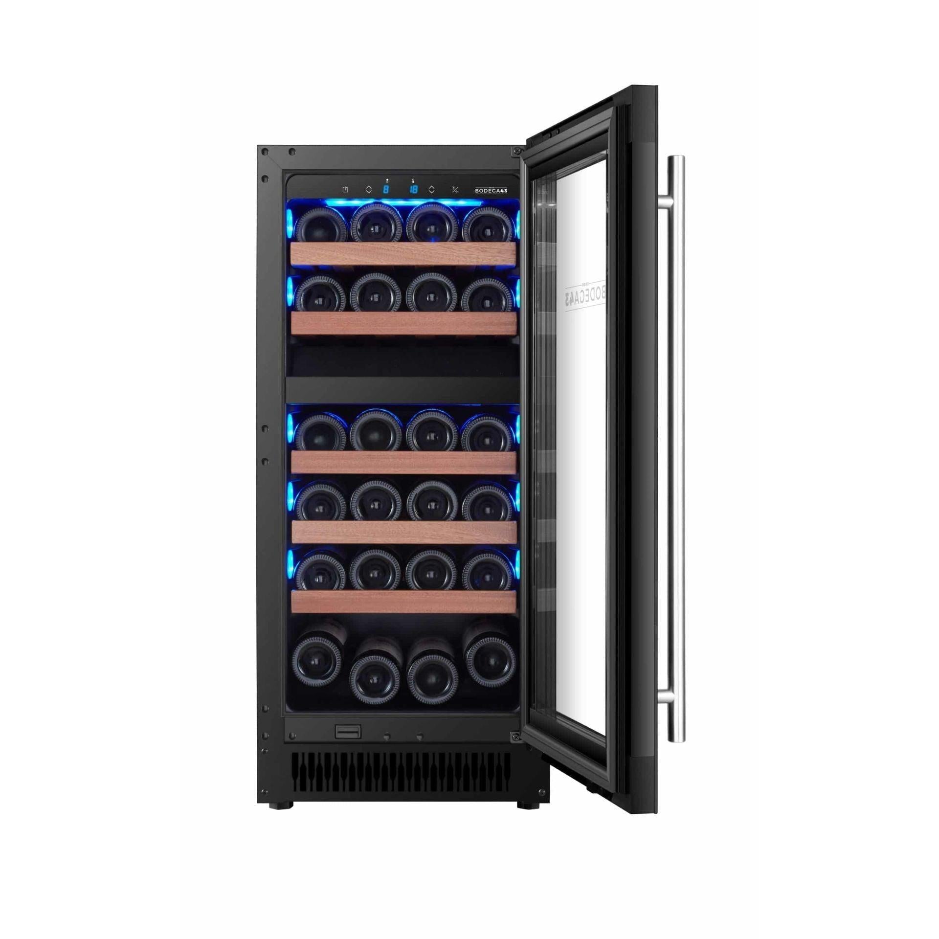 Bodega 43 Weinklimaschrank B4328L geöffnet, beide Zonen voll mit liegenden Weinflaschen, blaue LED
