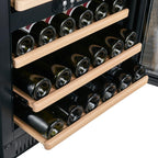 Ausgezogene Holzregale des Bodega 43 B4340FL mit liegenden Weinflaschen in mehreren Reihen