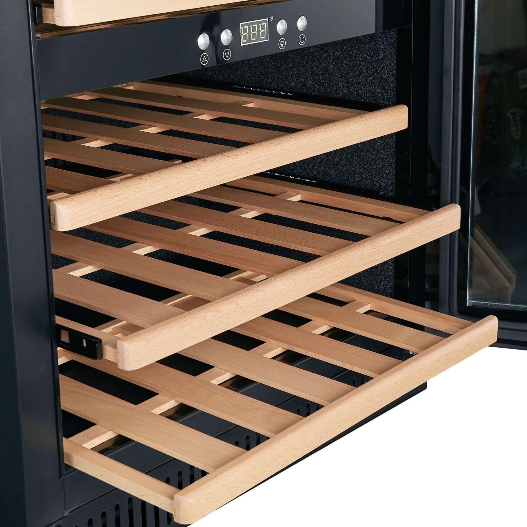 Ausgezogene leere Holzregale des Bodega 43 B4340FL im Detail mit Bedienpanel oben