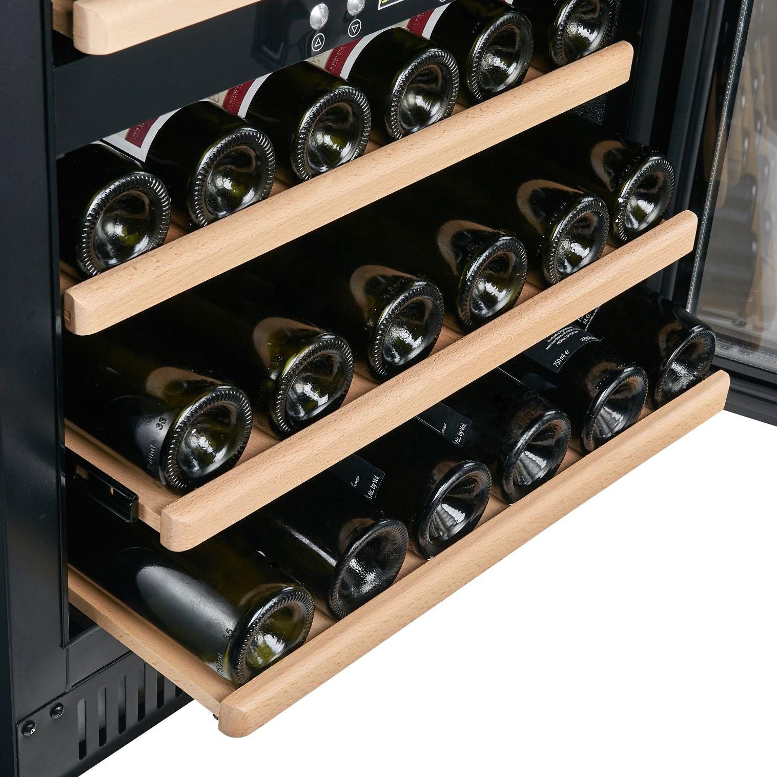Ausgezogene Holzregale des Bodega 43 B4340FR mit liegenden Weinflaschen in mehreren Reihen
