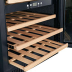 Ausgezogene leere Holzregale des Bodega 43 B4340FR im Detail mit Bedienpanel oben