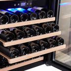Ausgezogene Holzregale des Bodega 43 B4364FL mit liegenden Weinflaschen und Temperaturanzeige