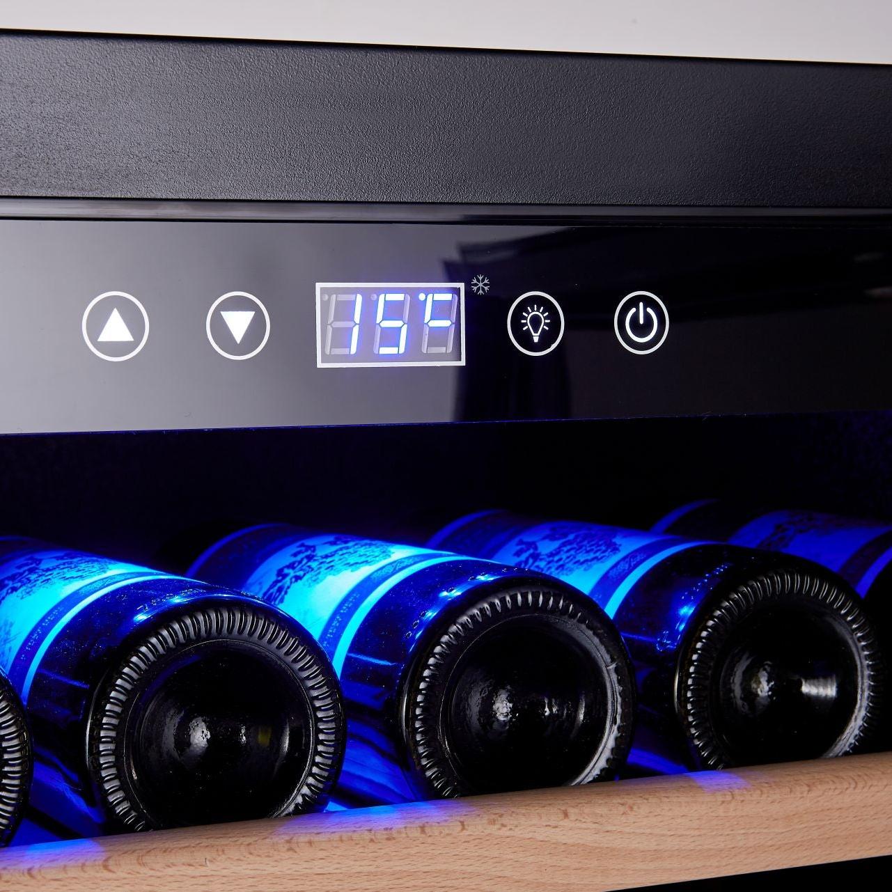 Bedien-Display des Bodega 43 B4364FL mit Temperaturanzeige über liegenden Weinflaschen, blaue LED