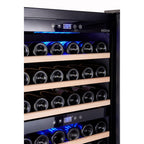 Innenansicht des Bodega 43 B4364FL mit mehreren Holzregalen voll Weinflaschen, zwei Zonen, blaue LED