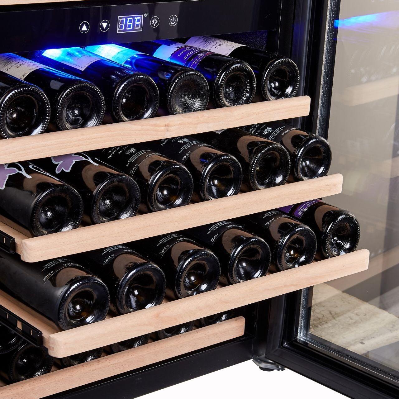 Ausgezogene Holzregale des Bodega 43 B4364FR mit liegenden Weinflaschen und Temperaturanzeige