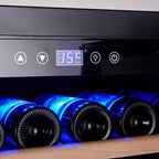 Bedien-Display des Bodega 43 B4364FR mit Temperaturanzeige über liegenden Weinflaschen, blaue LED