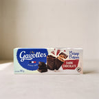 Gavottes Crispy Crêpes Dark Chocolate Packung in Blau und Weiß mit Schokoladenstücken vor hellem Hintergrund