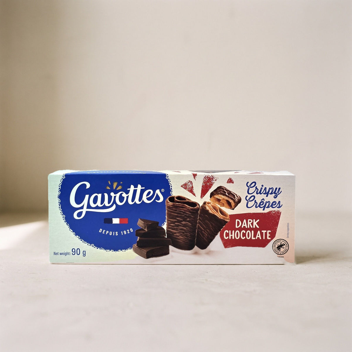 Gavottes Crispy Crêpes Dark Chocolate Packung in Blau und Weiß mit Schokoladenstücken vor hellem Hintergrund