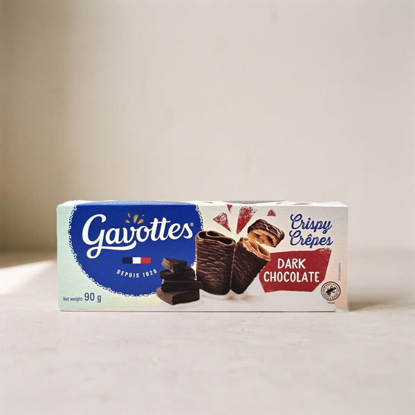 Gavottes Crispy Crêpes Dark Chocolate Packung in Blau und Weiß mit Schokoladenstücken vor hellem Hintergrund