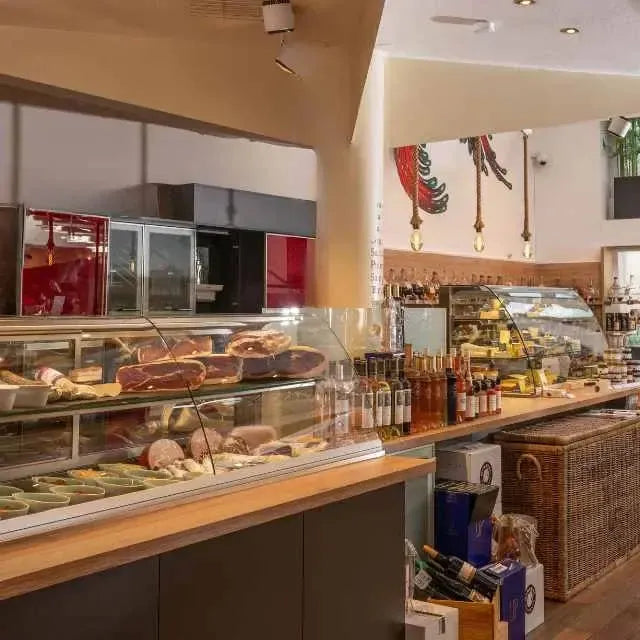 Verlockende Vielfalt an Frischetheken: Antipasti, Salami, Schinken, Wurst und Käse bei Miori