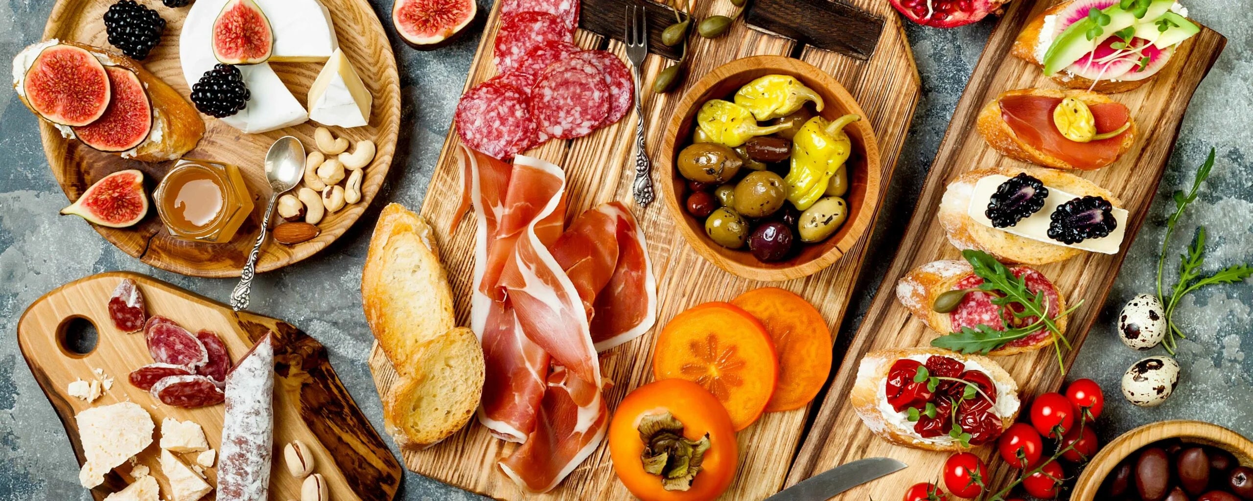 Miori Feinkost‑Charcuterie mit frischen Feigen, cremigem Käse, luftgetrocknetem Schinken und marinierten Oliven