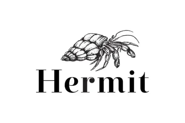 Hermit Gin Logo mit detaillierter Einsiedlerkrebs-Illustration und elegantem Schriftzug in klassischem Schwarz-Weiß-Design