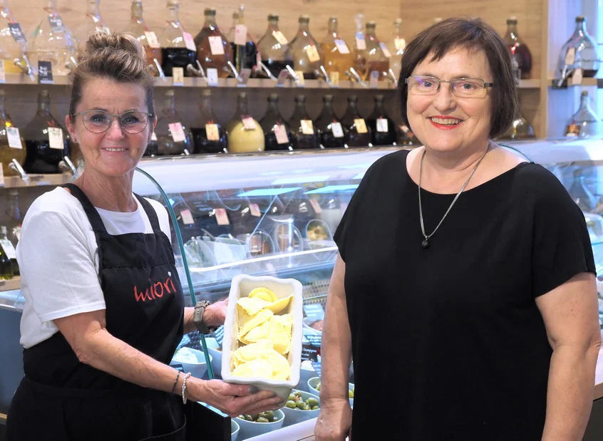 Gabriele Fontaine, Vizepräsidentin und Steuerberaterin, beim Einkauf an der Frischetheke, gezeigt mit Mitarbeiterin und frischer Pasta
