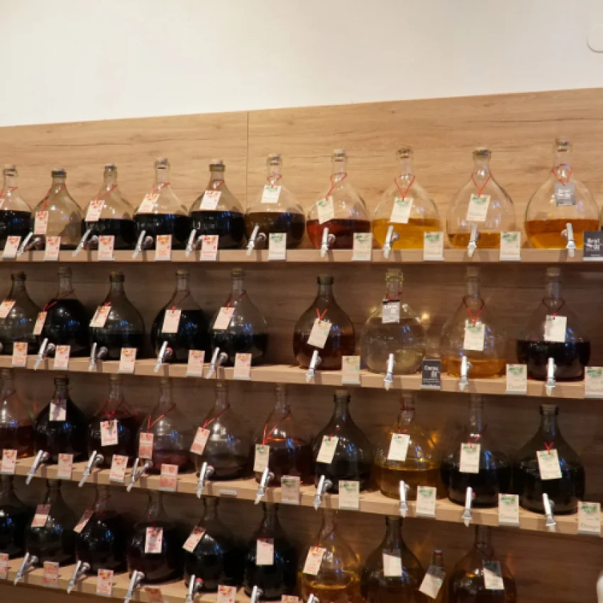 Moderne Spirituosen-Abfüllstation mit verschiedenen Premium-Flaschen und Zapfhähnen in miori Spirituosen-Geschäft für individuelles Selbstabfüllen