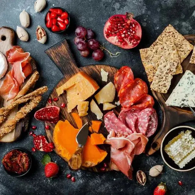 Niederländische Delikatessen: Eine Auswahl an hervorragenden Käsesorten und anderen Köstlichkeiten bei miori in Saarbrücken