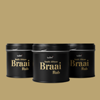 Drei South African Braai Rub Dosen nebeneinander vor olivgrünem Hintergrund, schwarze Dosen mit Goldschrift