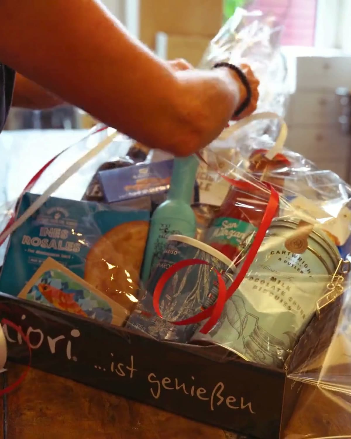 Geschenkkorb wird bei Miori mit Schleife verpackt