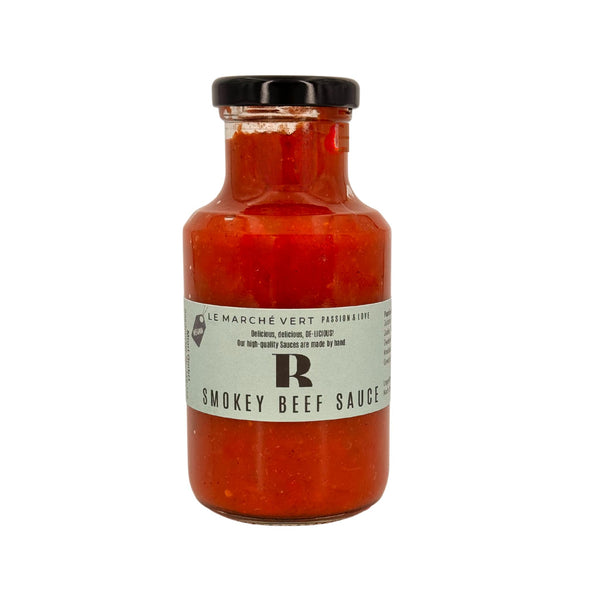 Smokey Beef Sauce von Le Marche Vert in Glasflasche mit schwarzem Deckel und hellem Etikett, rote Sauce sichtbar, vegan