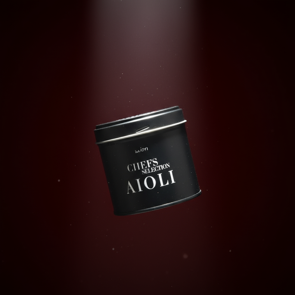 Schwarze miori Dose Chefs Selection Aioli, schwebend vor dunkelrotem Hintergrund mit Lichtkegel