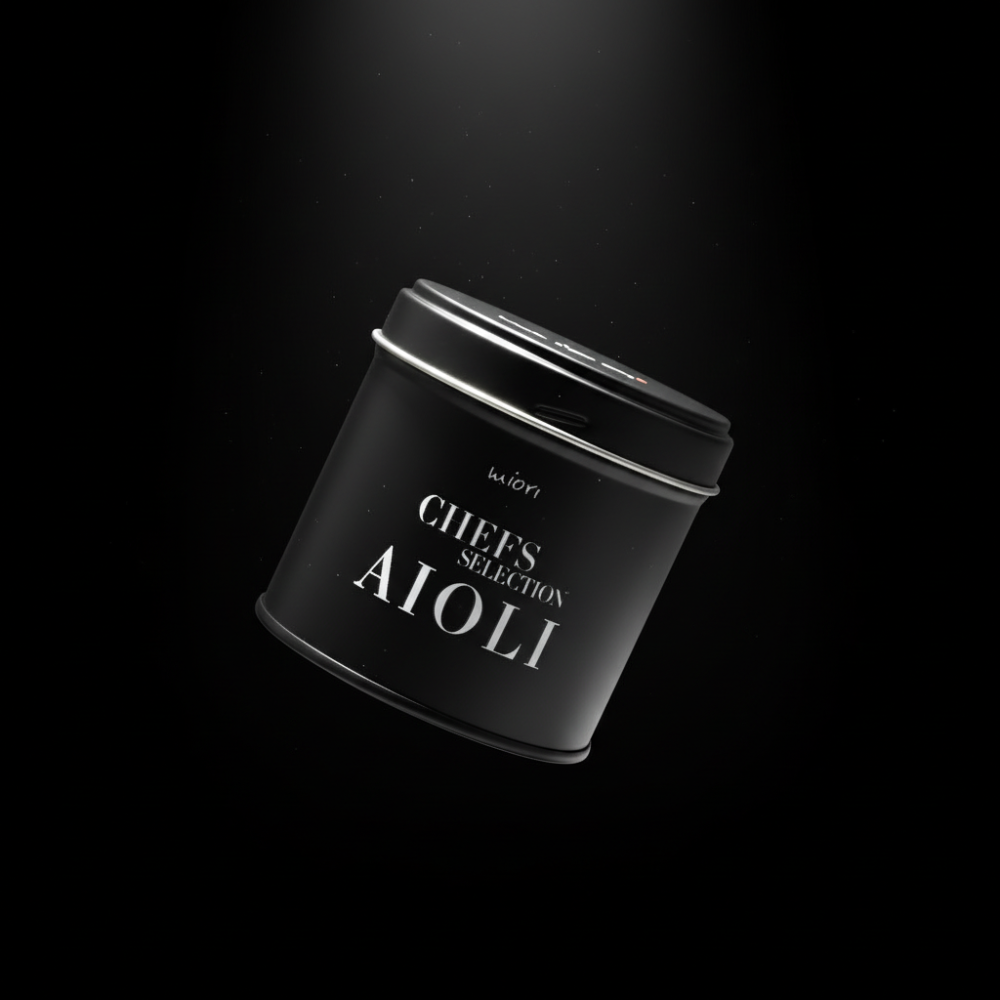 miori Aioli Dose mit geöffnetem Streudeckel schwebend vor schwarzem Hintergrund