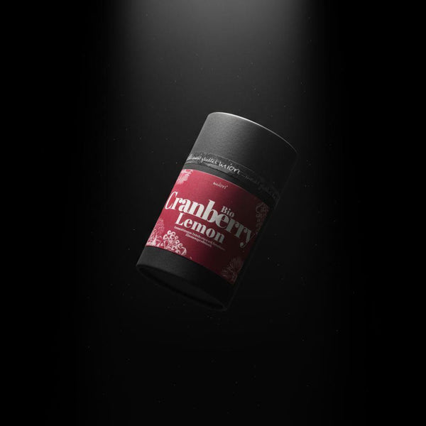 Bio Cranberry Lemon Teedose von miori mit beerenrotem Etikett, schräg schwebend vor schwarzem Hintergrund