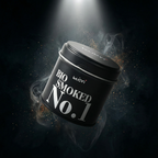 Schwarze Bio Smoked No. 1 Gewürzdose von miori schwebend in Rauchschwaden mit fliegendem Gewürzpulver