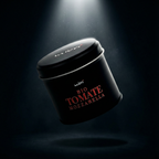 Schwarze Bio Tomate Mozzarella Gewürzdose von miori mit roter Schrift, schräg schwebend im Lichtkegel