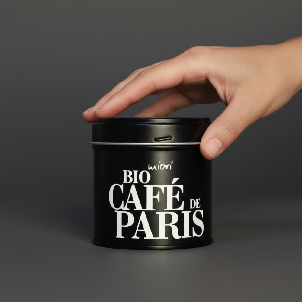 Hand auf miori Bio Cafe de Paris Dose vor grauem Hintergrund, zeigt die Dosengröße
