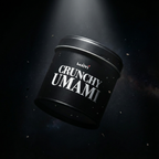 Schwarze Crunchy Umami Gewürzdose von miori schwebend im Lichtkegel vor dunklem Hintergrund