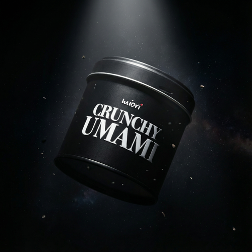 Schwarze Crunchy Umami Gewürzdose von miori schwebend im Lichtkegel vor dunklem Hintergrund