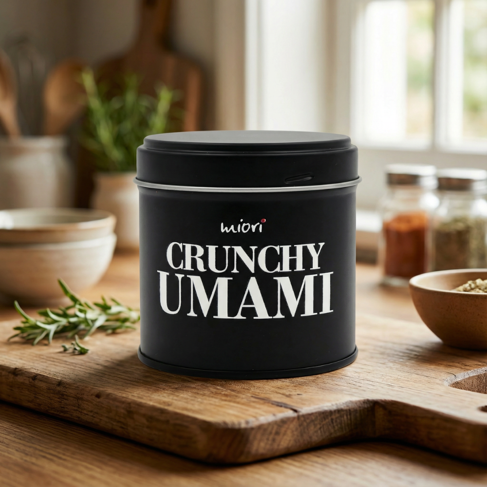 Crunchy Umami Dose auf Holzbrett in heller Küche, daneben Rosmarin und Gewürzschälchen