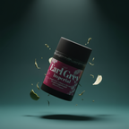 Earl Grey Imperial Teedose mit beerenrotem Etikett, schräg schwebend vor grünem Hintergrund mit Teeblättern