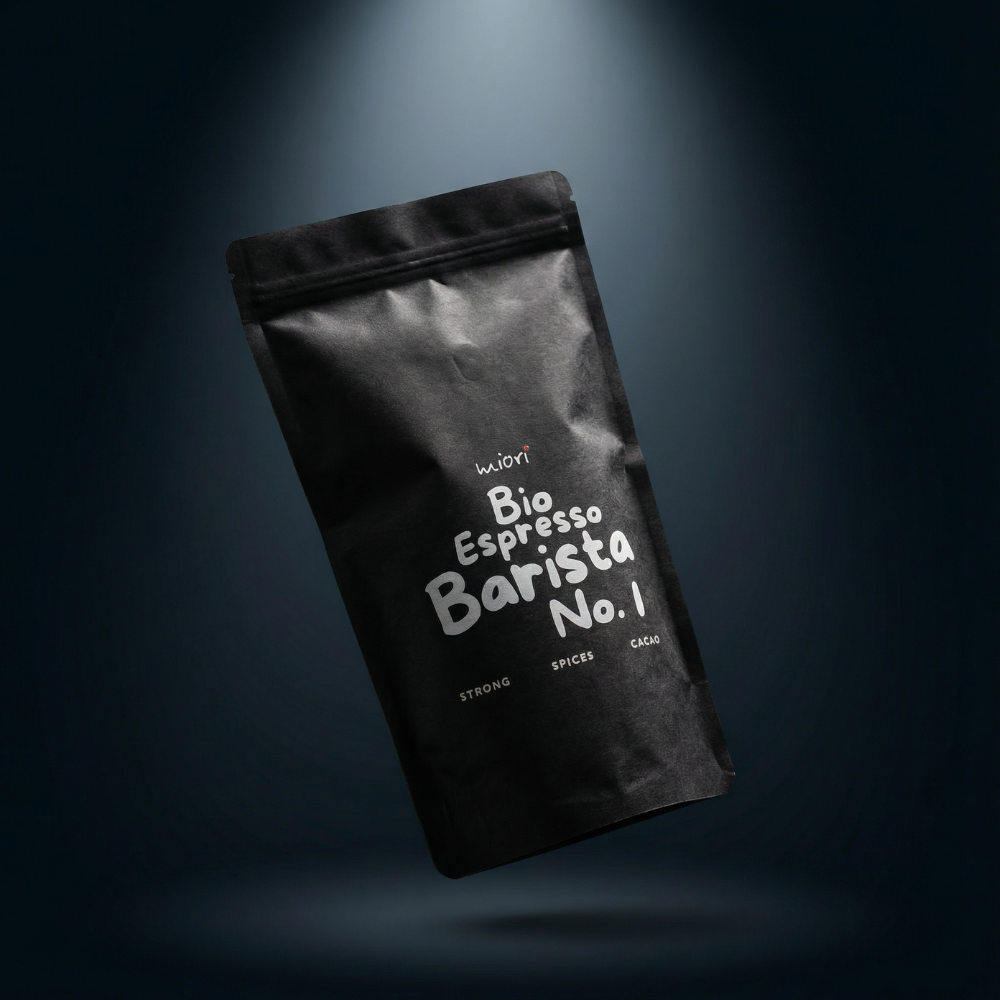 Bio Espresso Barista No. 1 Beutel schwebend vor dunkelblauem Hintergrund im Lichtkegel
