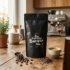 Bio Espresso Barista No. 1 Beutel auf Holztheke vor Siebträgermaschine, daneben Tasse Espresso und Kaffeebohnen