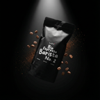 Schwarzer Bio Espresso Barista No. 2 Beutel von miori liegend zwischen Kaffeebohnen und Pulver im Spotlight