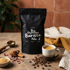 Bio Espresso Barista No. 2 Beutel auf Holztisch vor Terrakotta-Fliesen, daneben Tasse Espresso, Sternanis und Zimt