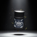 Bio Fancy Sencha Teedose mit blauem Etikett, schwebend zwischen Wassertropfen und grünen Teeblättern