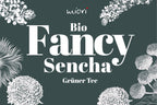 Dunkelgrünes Etikettmotiv Bio Fancy Sencha mit weißen Blütenzeichnungen, Untertitel Grüner Tee