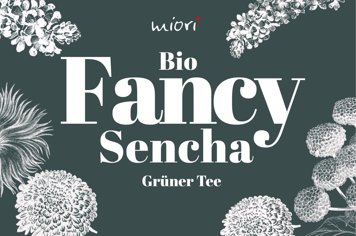 Dunkelgrünes Etikettmotiv Bio Fancy Sencha mit weißen Blütenzeichnungen, Untertitel Grüner Tee