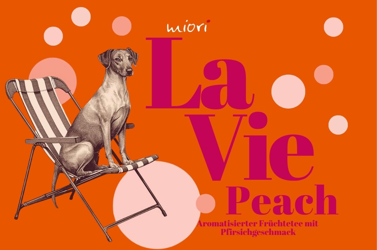 Oranges Etikettmotiv La Vie Peach mit Hund im gestreiften Liegestuhl, Untertitel Früchtetee mit Pfirsich