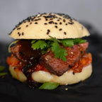 Bao-Burger mit Sesambun, glasiertem Rindfleisch, Kimchi und Koriander, gewürzt mit Korean S(e)oul Rub