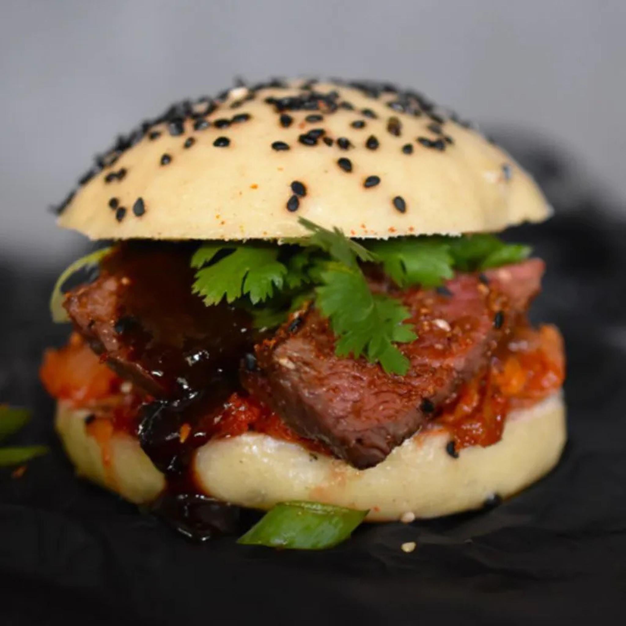Bao-Burger mit Sesambun, glasiertem Rindfleisch, Kimchi und Koriander, gewürzt mit Korean S(e)oul Rub