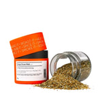 Rosenheimer Gewürzmühle Orange Ocean Rub 90 g, orange Dose mit weißem Etikett, grobe kräutrig-goldene Grillmischung ausgeschüttet